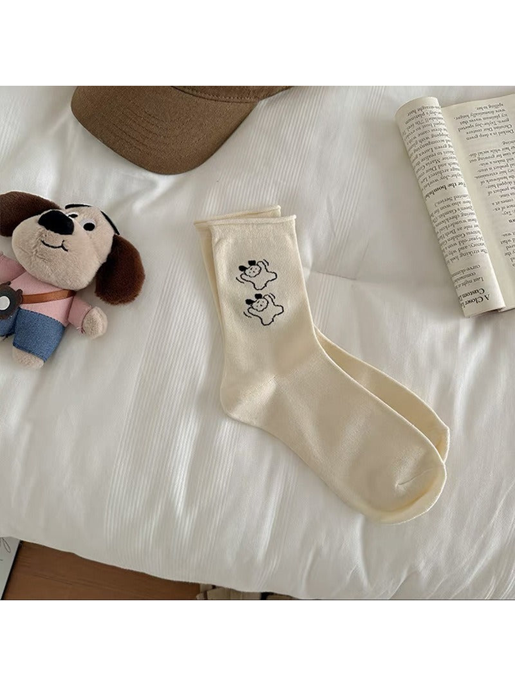 Ivory Duo crew sock with two outlined dog motifs