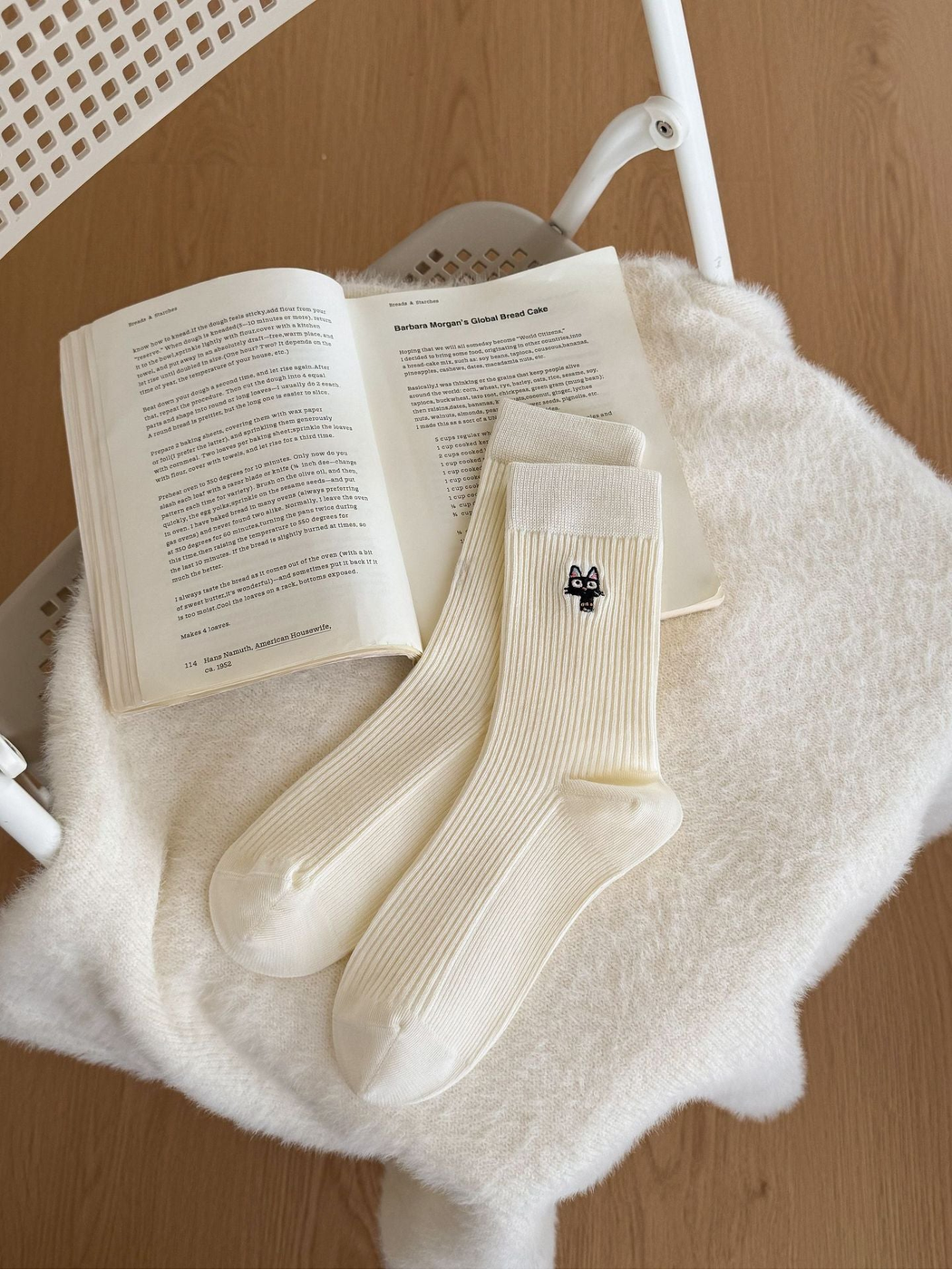 Ivory ribbed crew socks with a small embroidered black cat motif