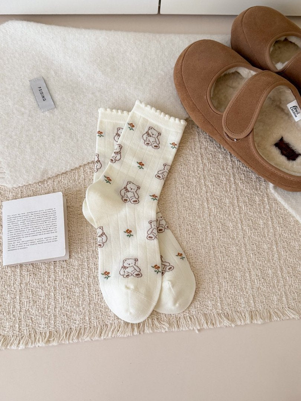 Outlined Bears ivory crew socks with ruffled cuffs