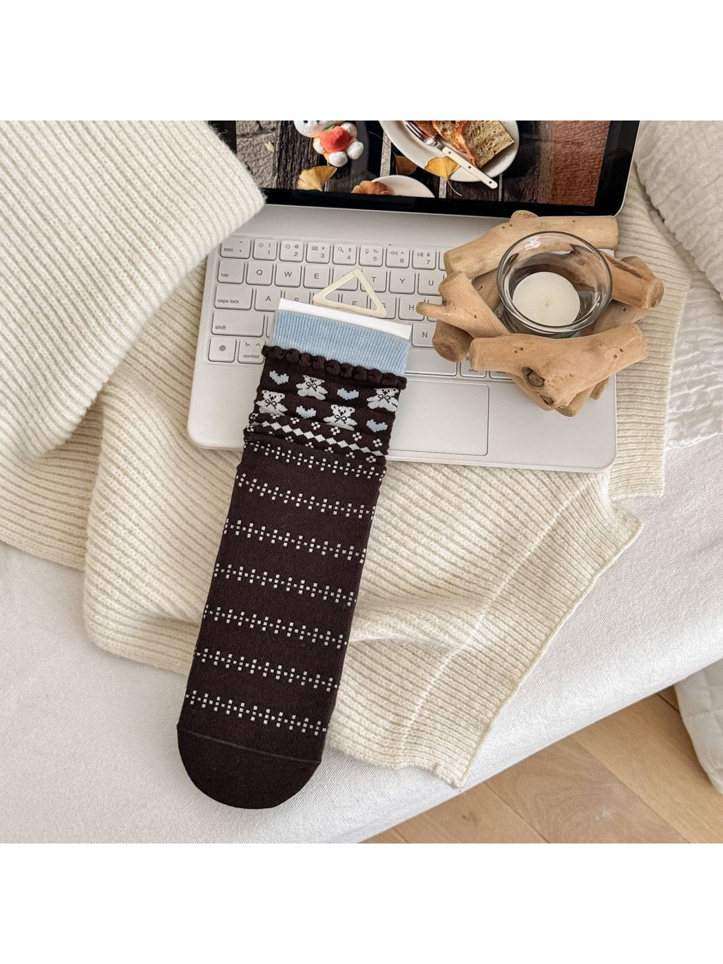 Bear crew sock in dark brown with a light-blue cuff, ruffled edge and geometric motif
