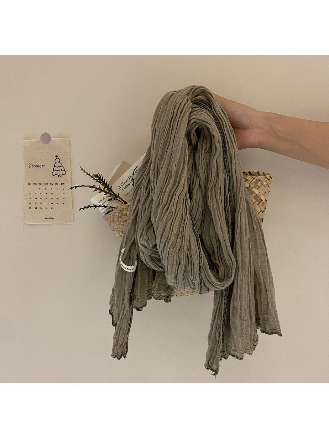 Gray crinkled scarf with dark contrast edge trim
