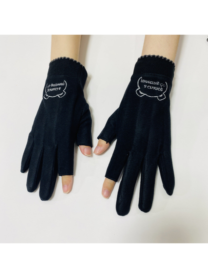 Black fingerless gloves worn with open thumb and index fingertips
