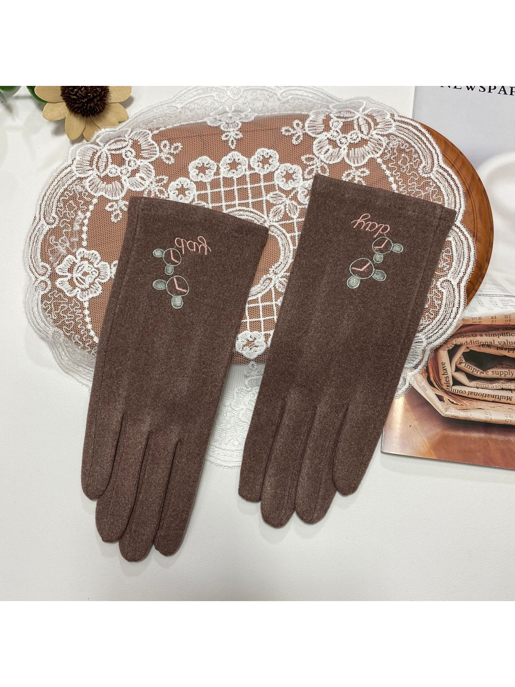 Coffee gloves with linked-circle embroidery