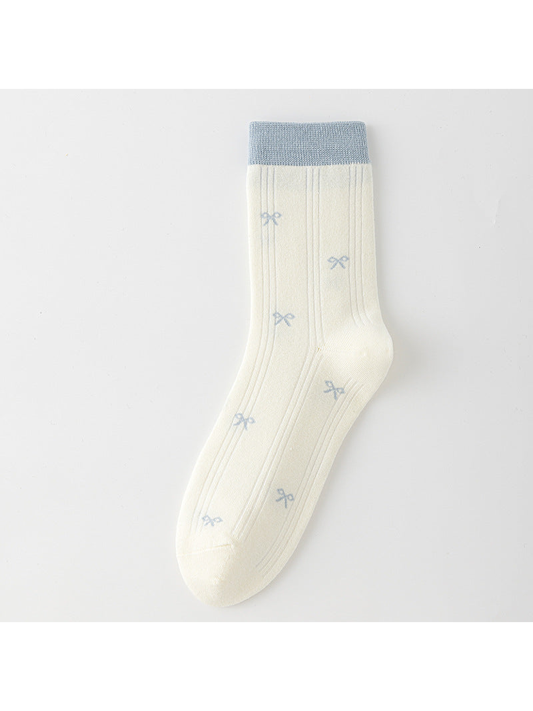 Ivory ribbed crew sock with light blue cuff and small blue bow motifs.
