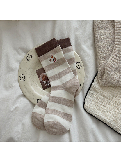 Brown cuff socks with beige and ivory stripes and embroidered dog motifs.