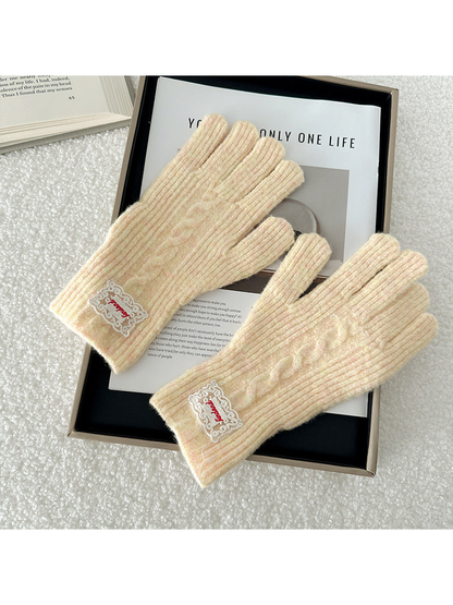 Cream cable-knit gloves with ribbed cuffs