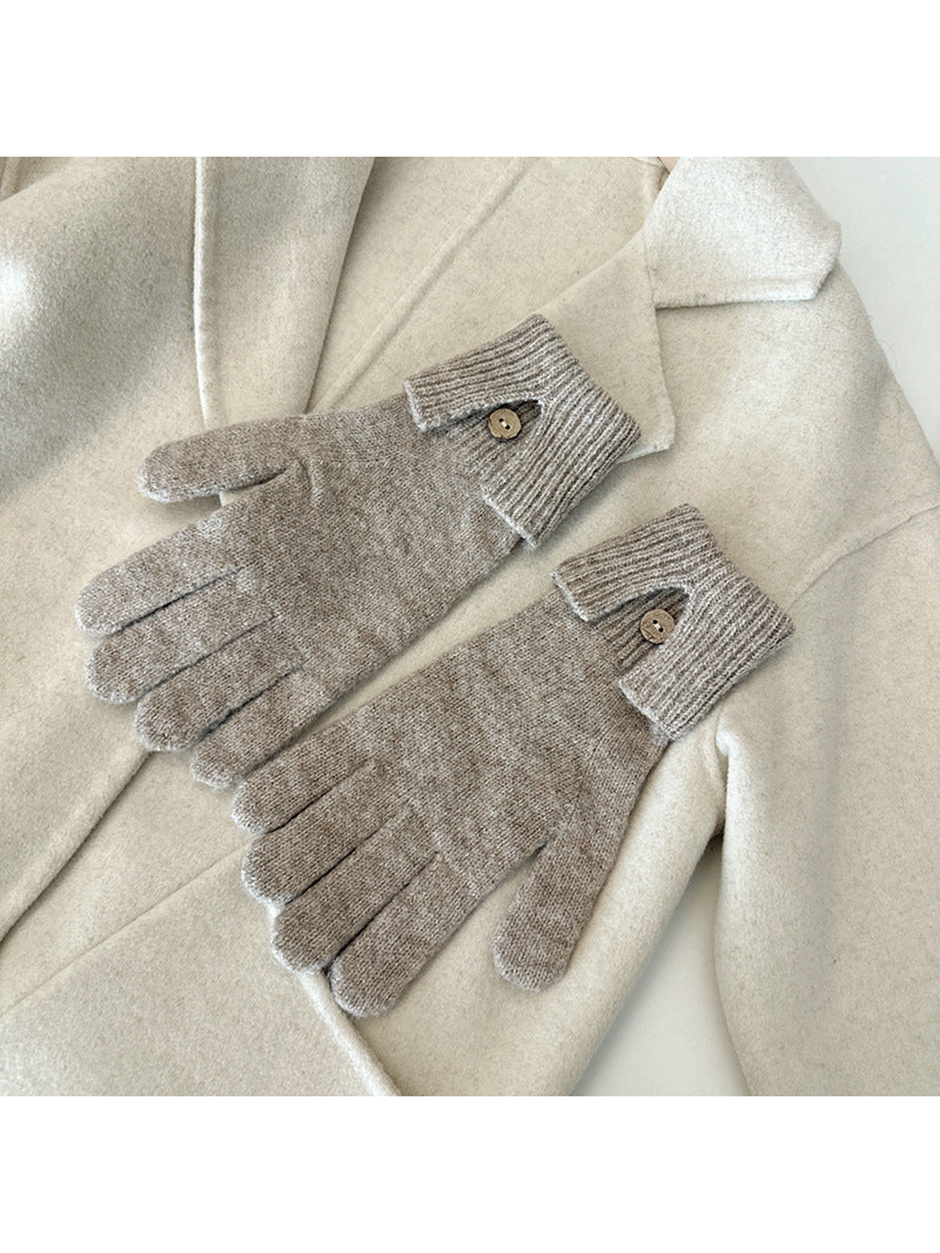 Khaki gloves with ribbed cuffs and button details