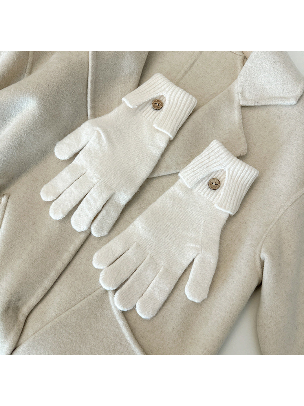Ivory gloves with ribbed cuffs and button details