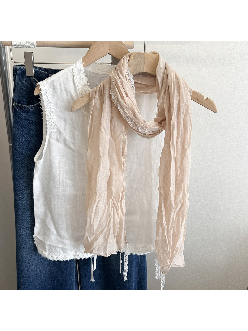 Ivory crinkled scarf with lace edging, front view