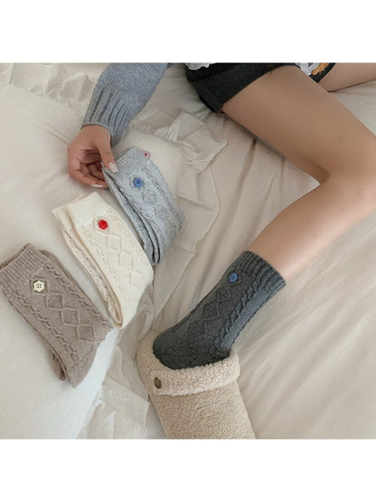 Rufia - Flower Shaped Button Detail Cable-knit Crew Socks