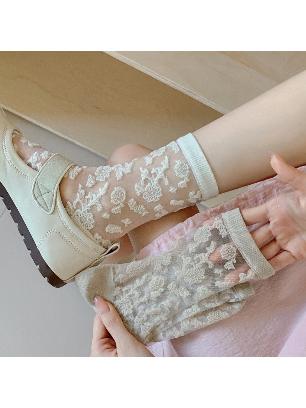 Rufia - Retro Floral Embossing Sheer Crew Socks