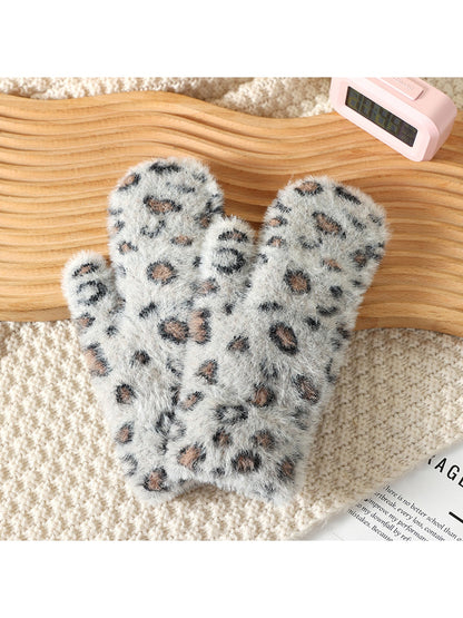 Gloving - Women's Fuzzy Leopard Print Mittens