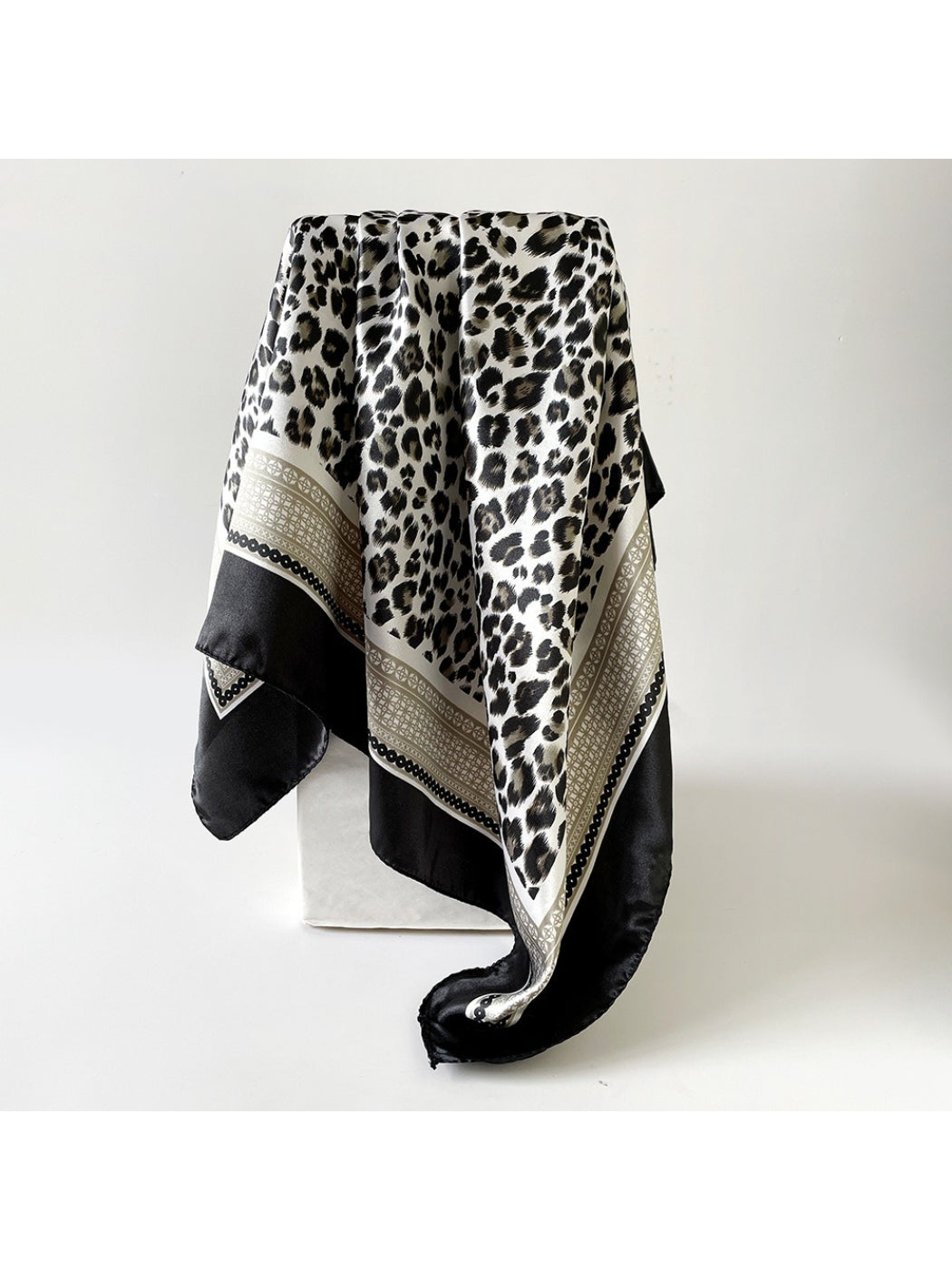 Scarvii - Leopard Border Accent Square Scarf
