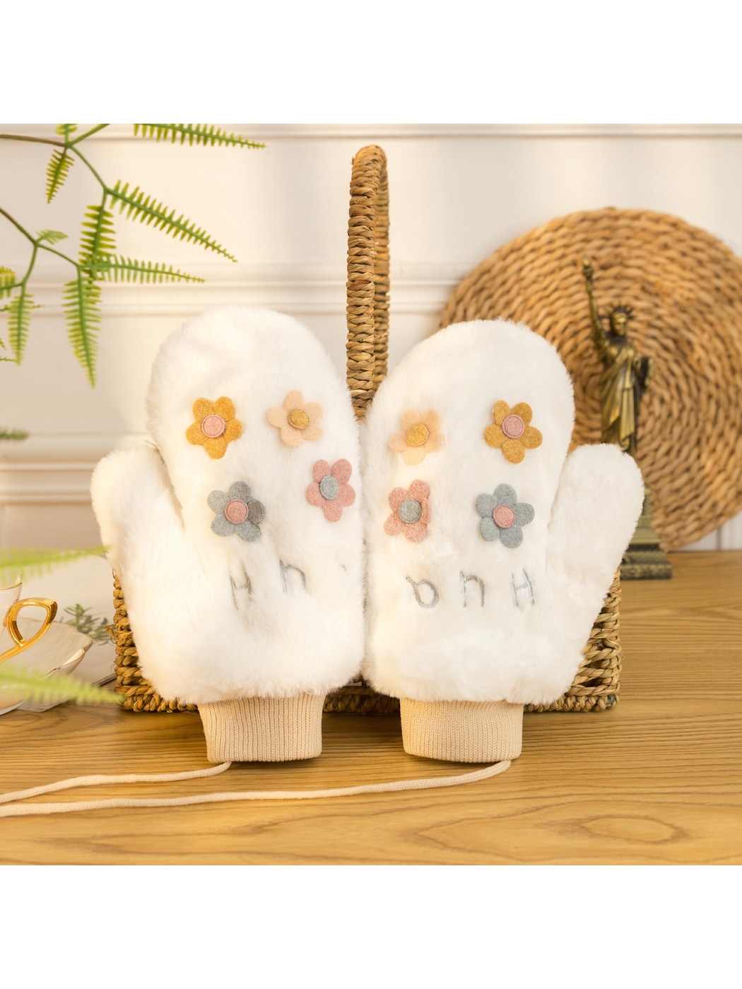 Gloving - Floral Accent Plush Winter Mittens