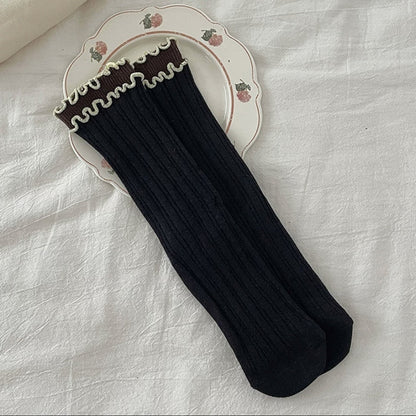 Close-up of fabric texture on Rufia contrast wave trim socks
