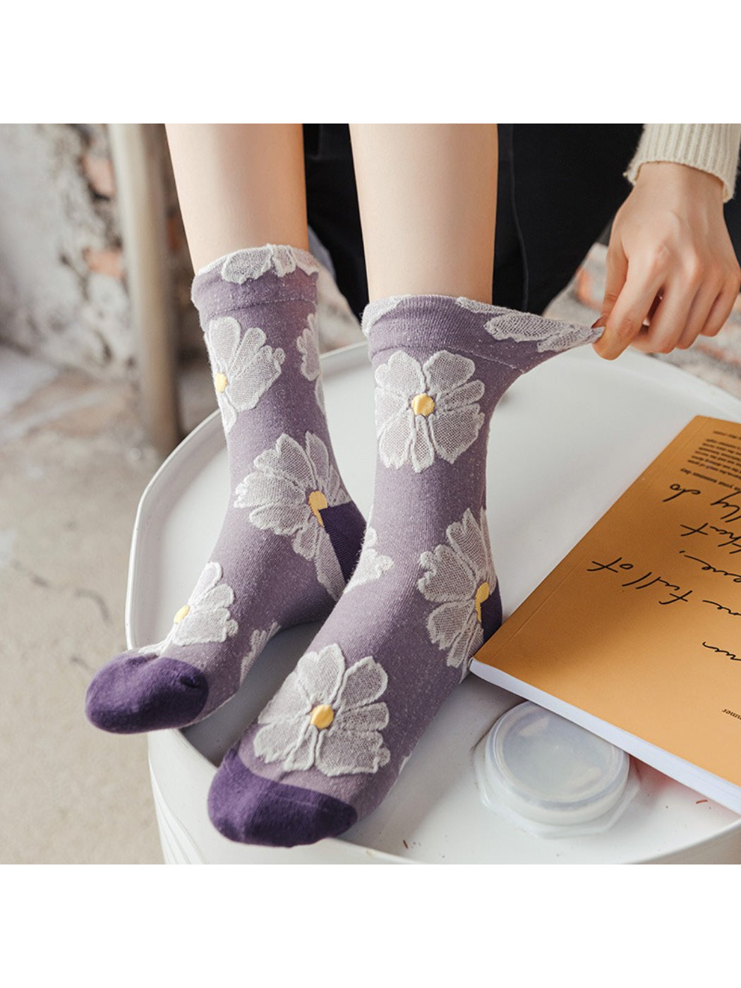 Rufia - Lavender Floral Relief Texture Crew Socks