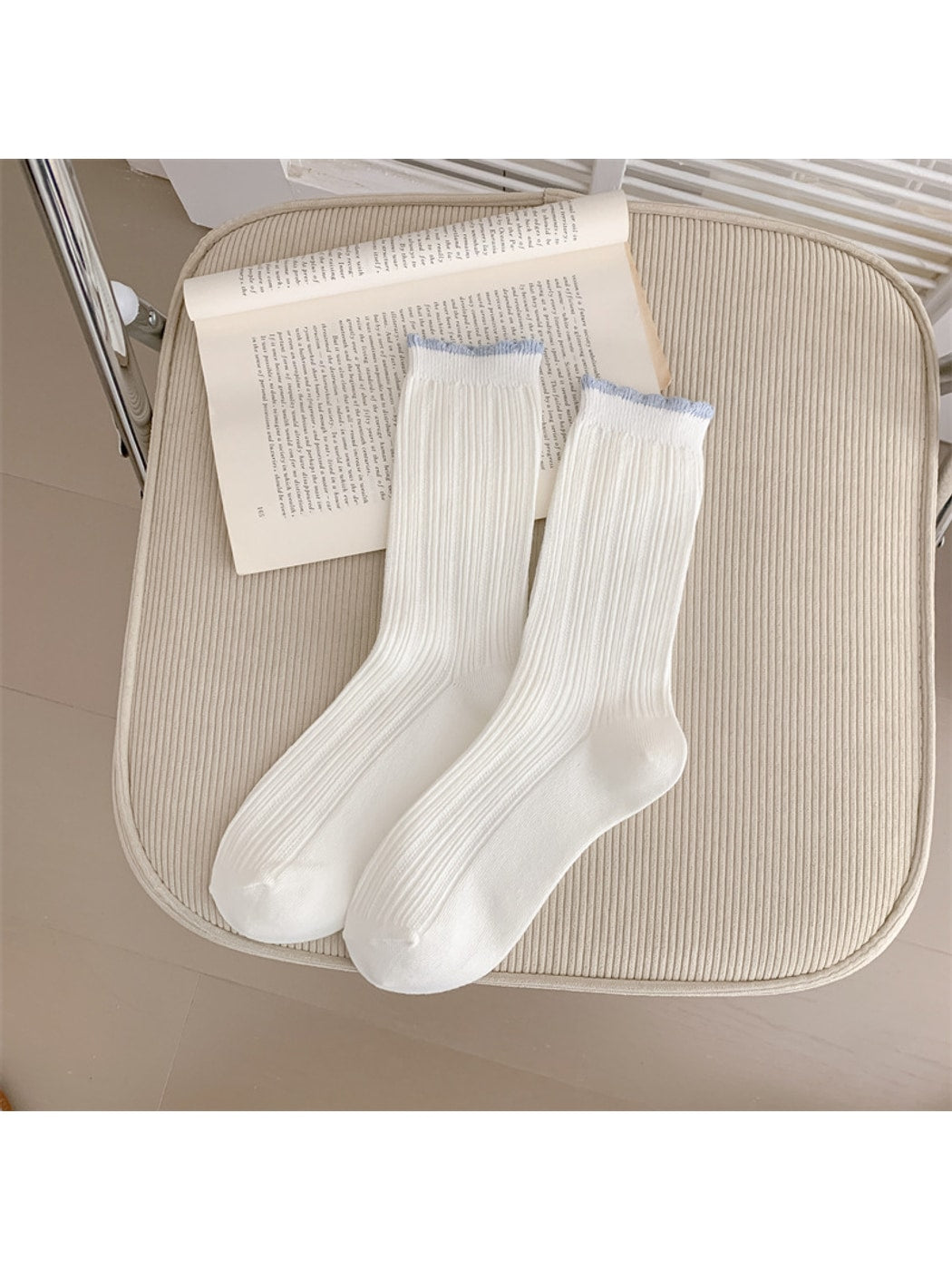 Rufia - Contrast Ruffle Trim Casual Crew Socks