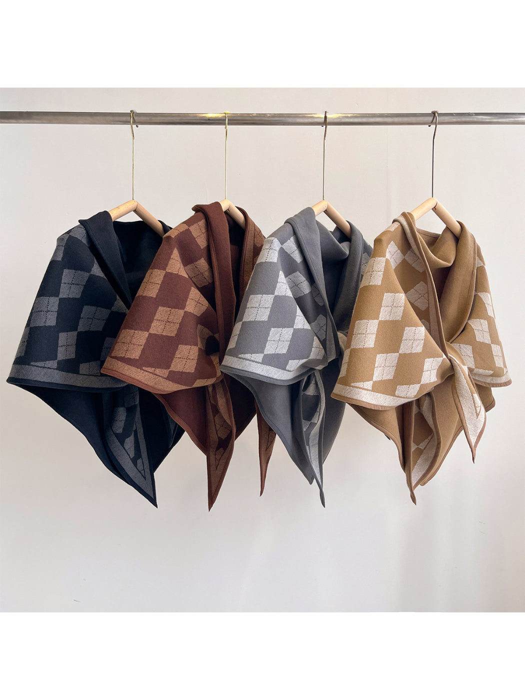 Scarvii - Diamond Pattern Contrast Border Triangle Scarf