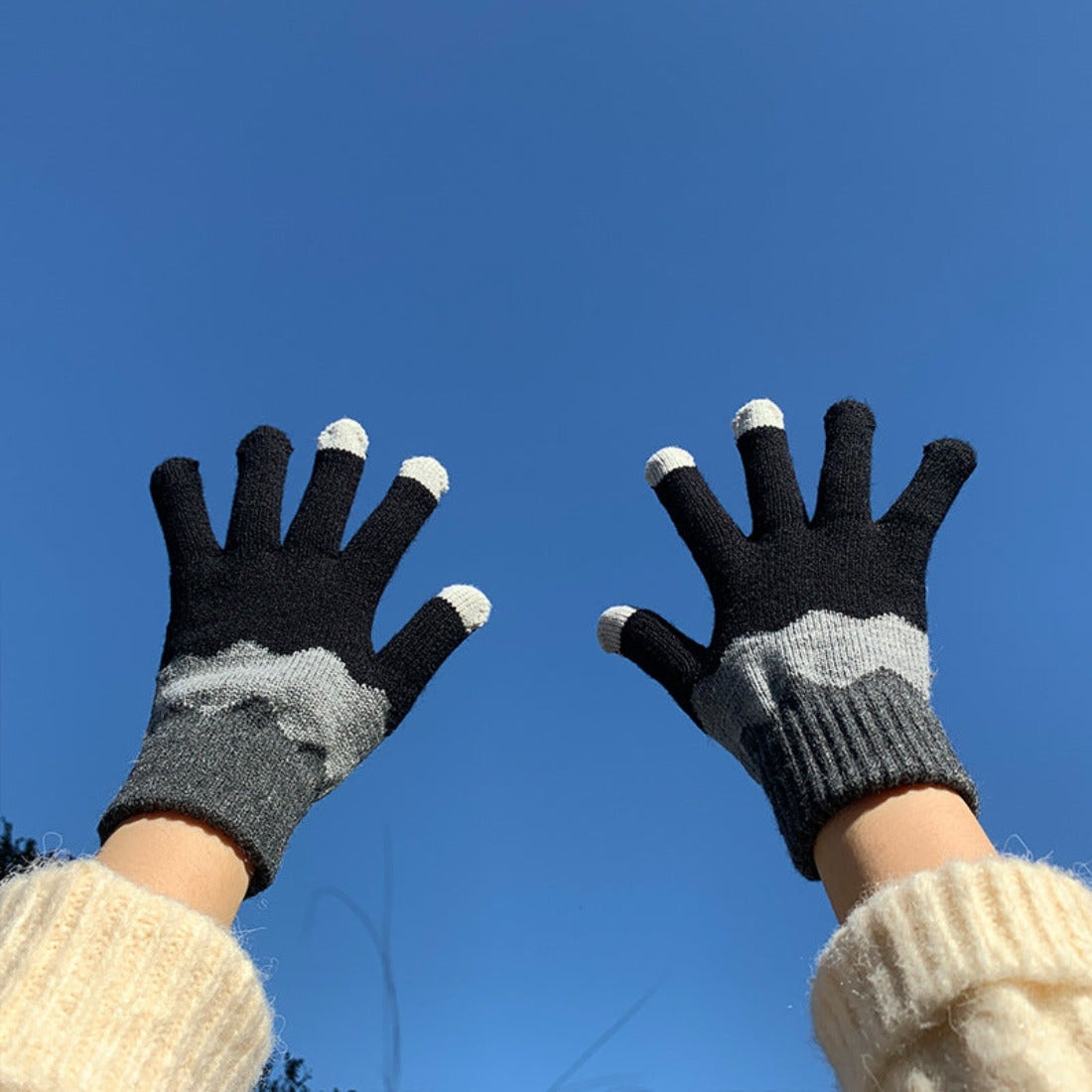 Pair of knitting patchwork touchscreen gloves with multicolor patches