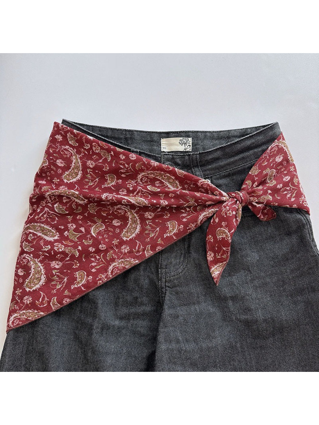 Scarvii - Retro Paisley Pattern Square Scarf