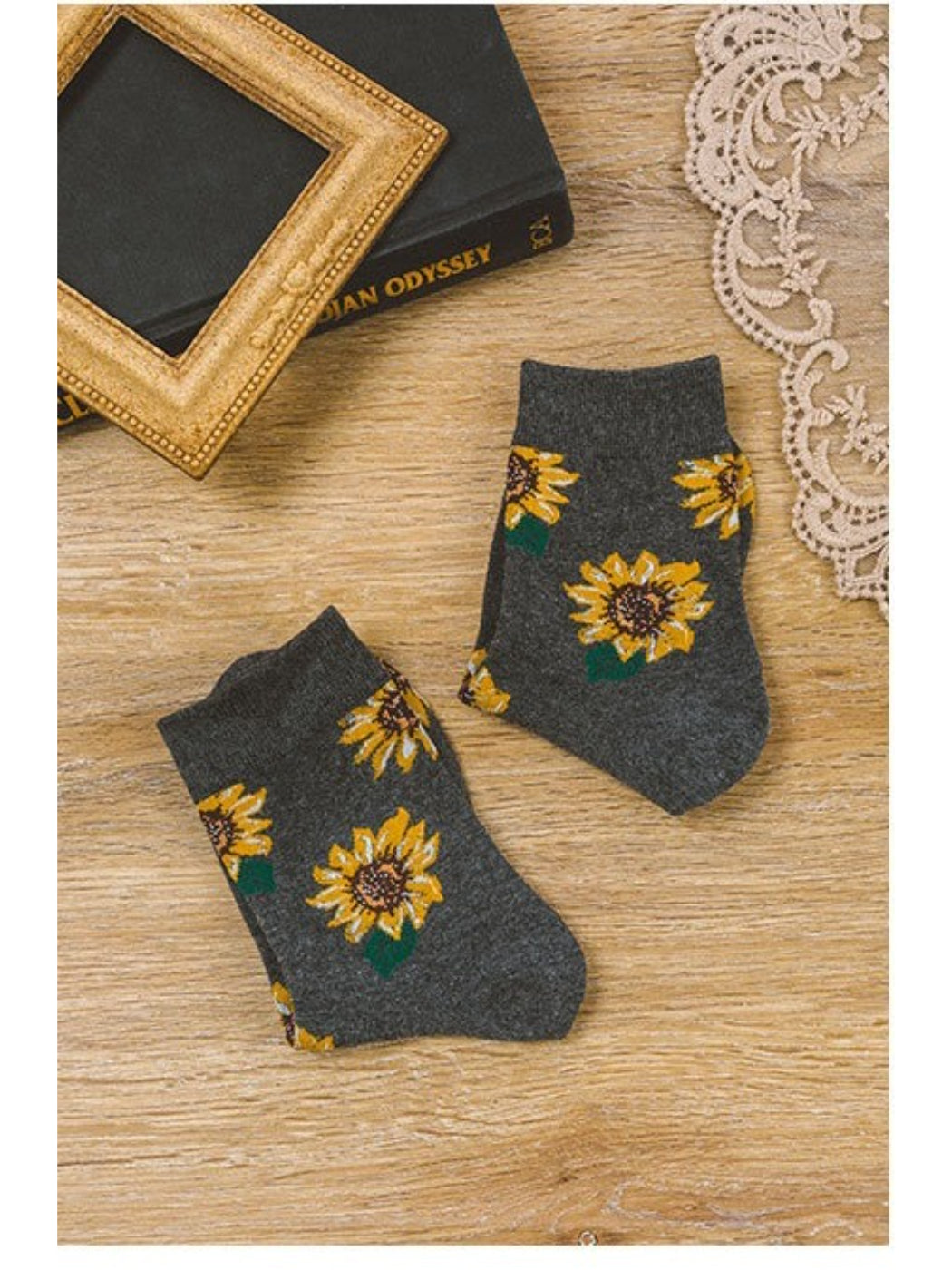 Rufia - Vintage Floral Embroidery Crew Socks
