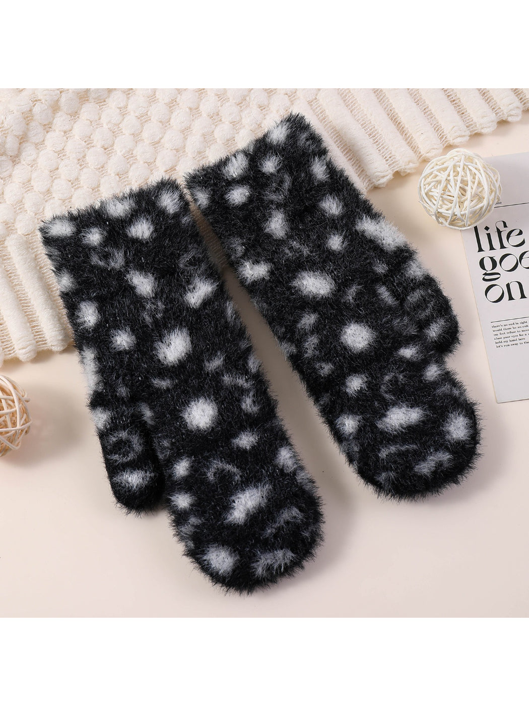 Gloving - Plush Leopard Print Mittens