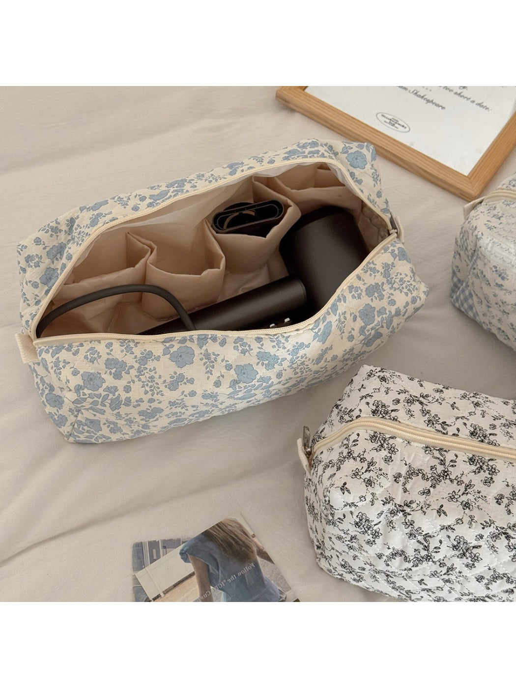 Close-up of zipper and floral pattern on Cosbai vintage flower cosmetic pouch