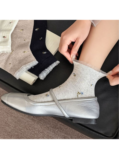Close-up of floral lace trim detail on Rufia ankle socks in white