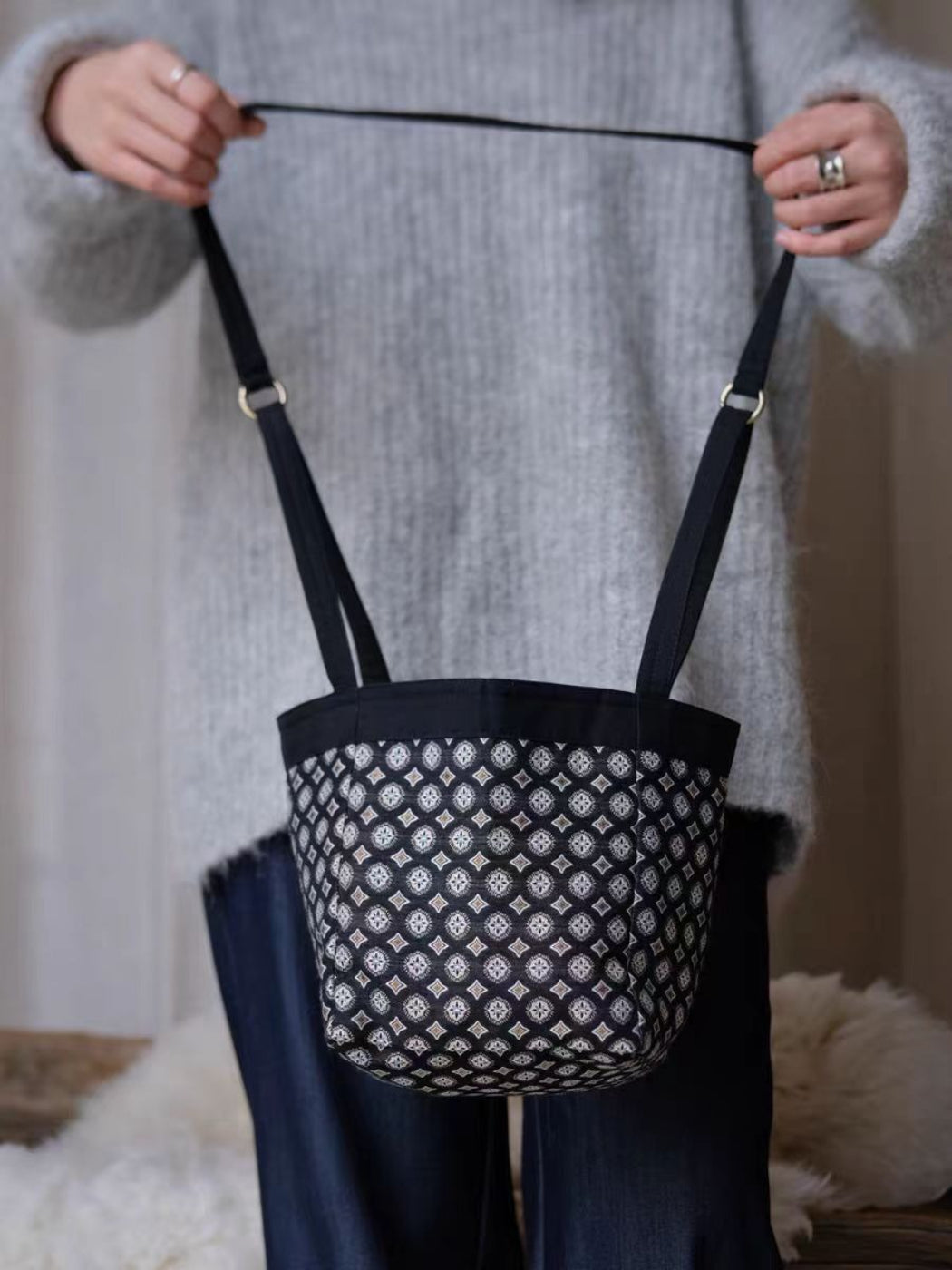 Side view of Cosbai black tile pattern tote bag highlighting shape and pattern