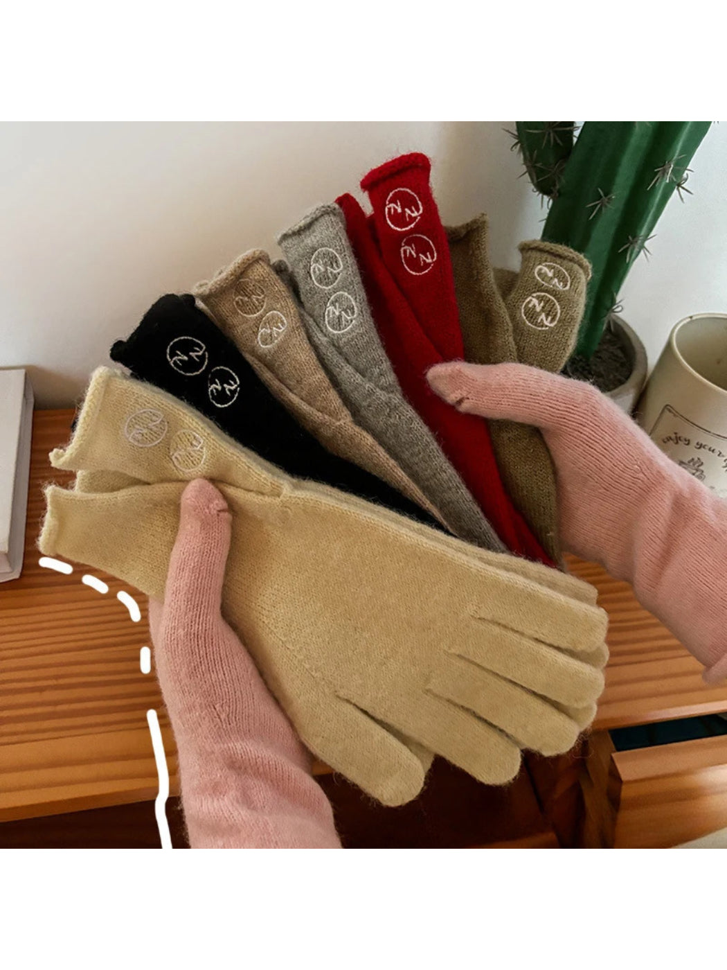 Gloving - Outlined Ball Detail Cuff Touchscreen Gloves