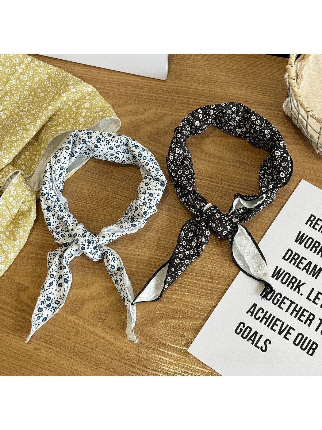 Scarvii - Ditsy Print Wavy Edge Triangle Bandana