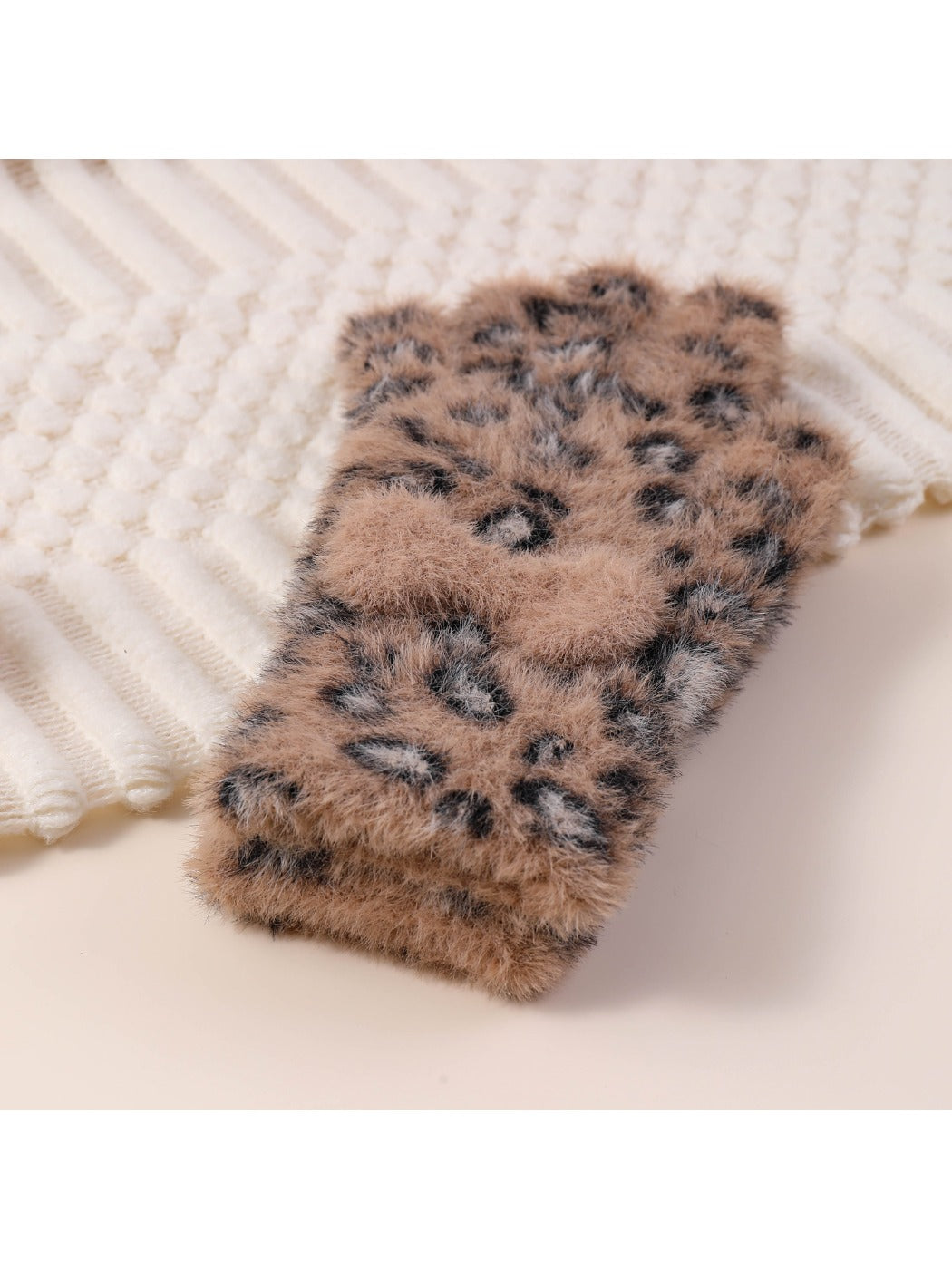 Gloving – Leopard Bow Plush Knit Gloves