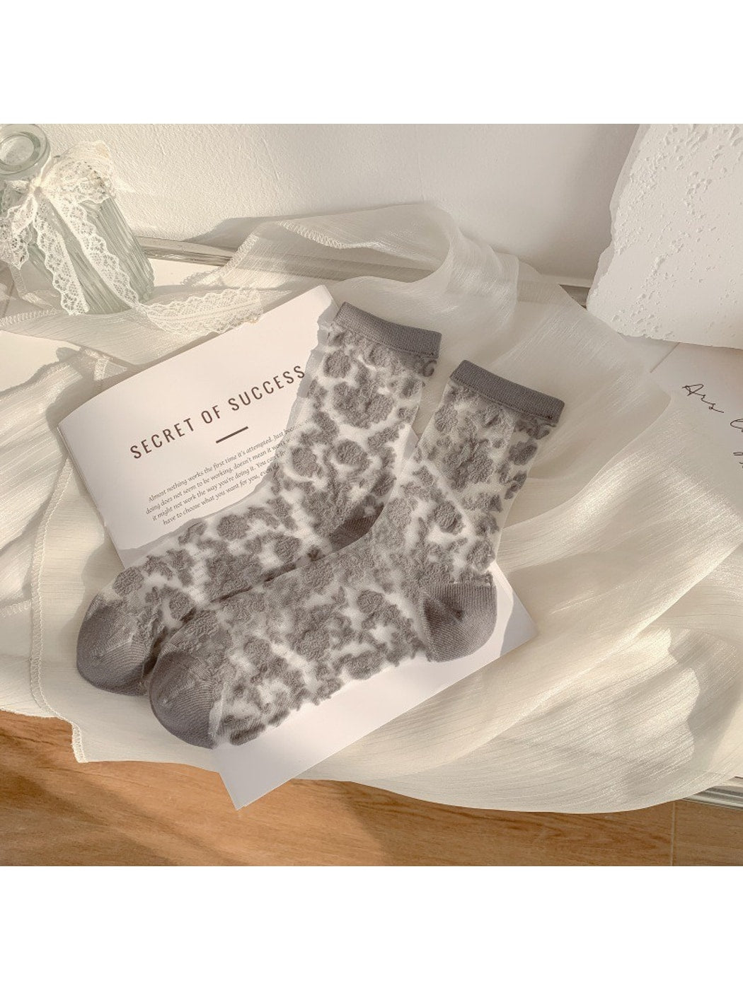 Rufia - Retro Floral Embossing Sheer Crew Socks
