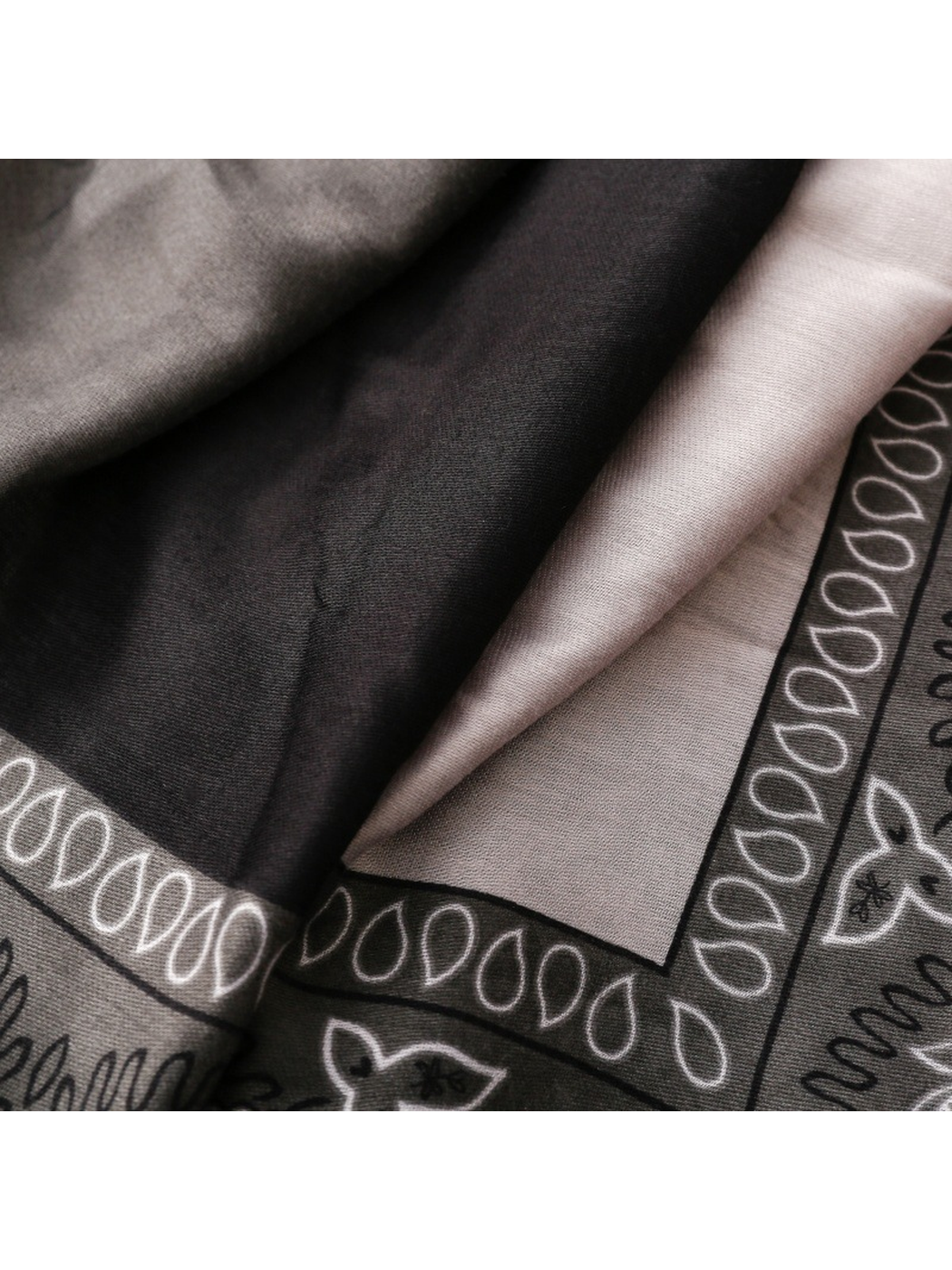 Close-up of black and pale gray panels meeting the teardrop border